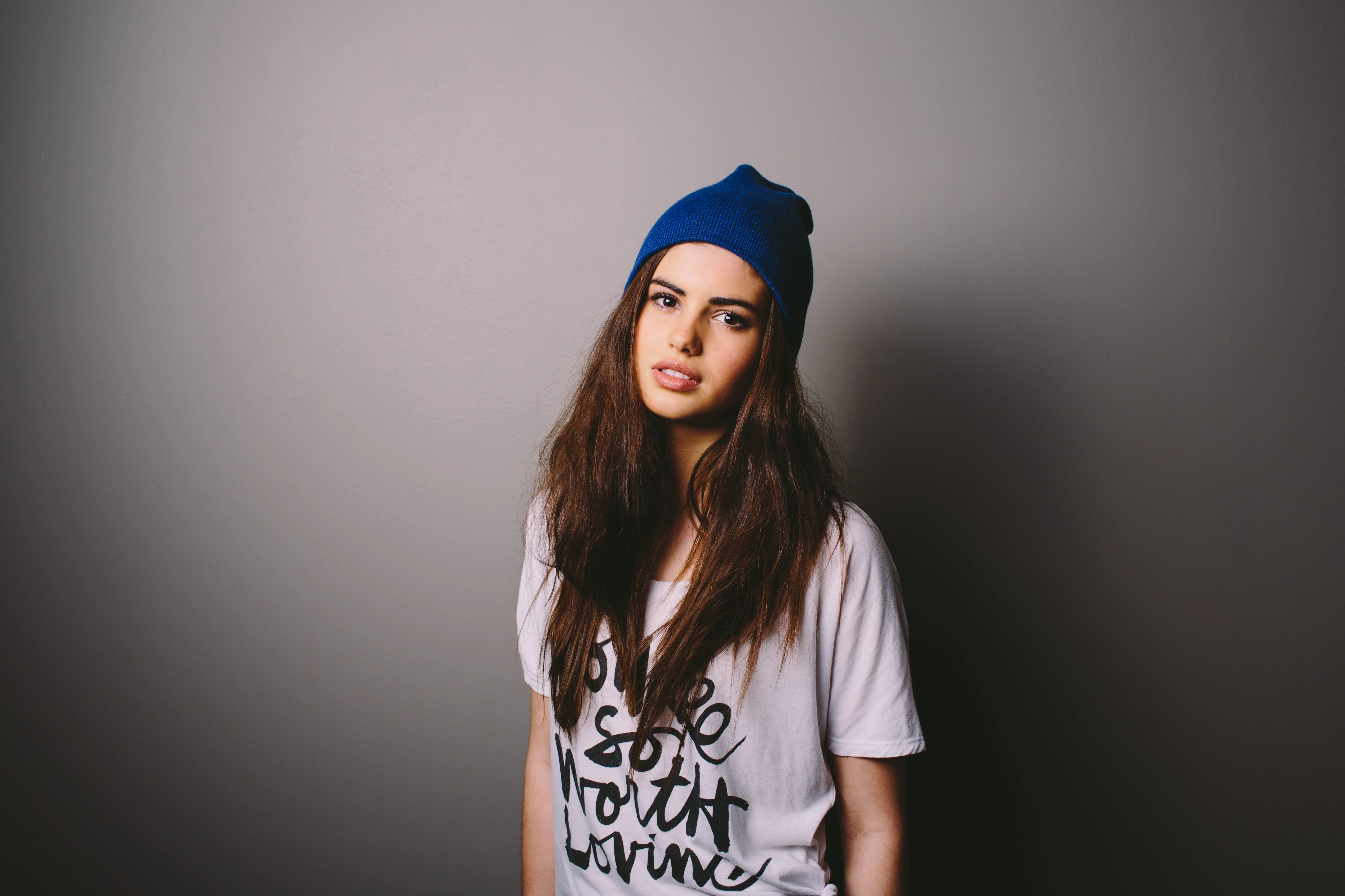 Un mannequin porte l'un des modèles de So Worth Loving.