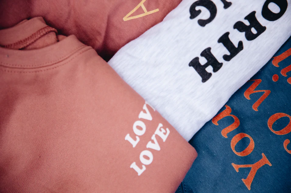 Chemises de So Worth Loving avec des messages stimulants.