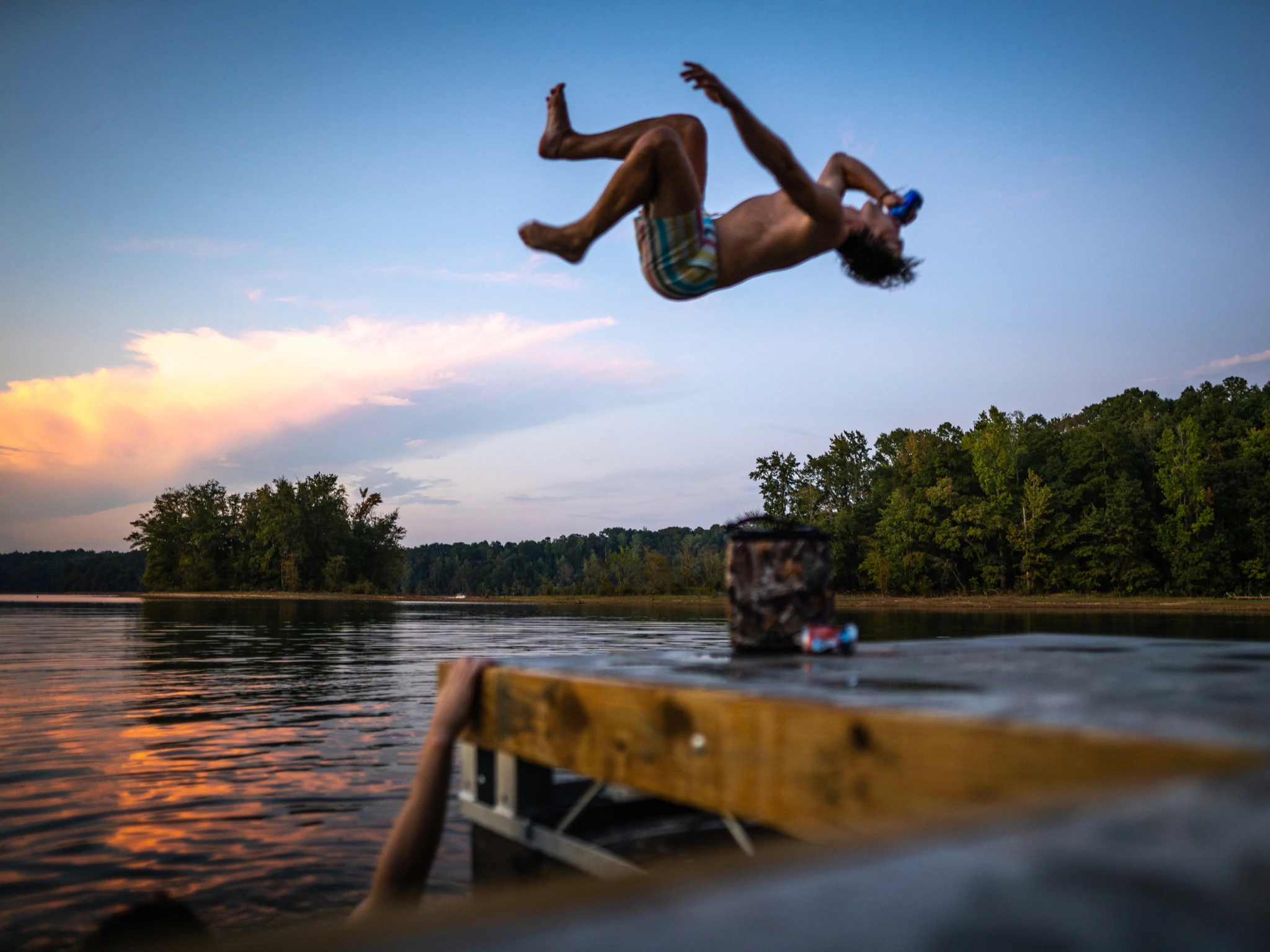 Hieleras Kanga en acción en el muelle junto al lago.