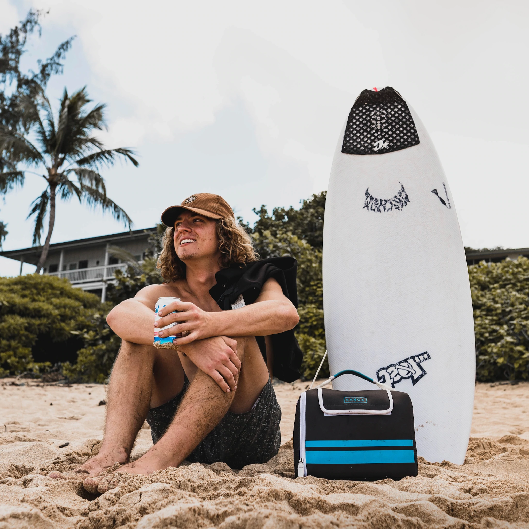 Los enfriadores de cajas de Kanga en acción en la playa, manteniendo las bebidas doradas sin hielo.