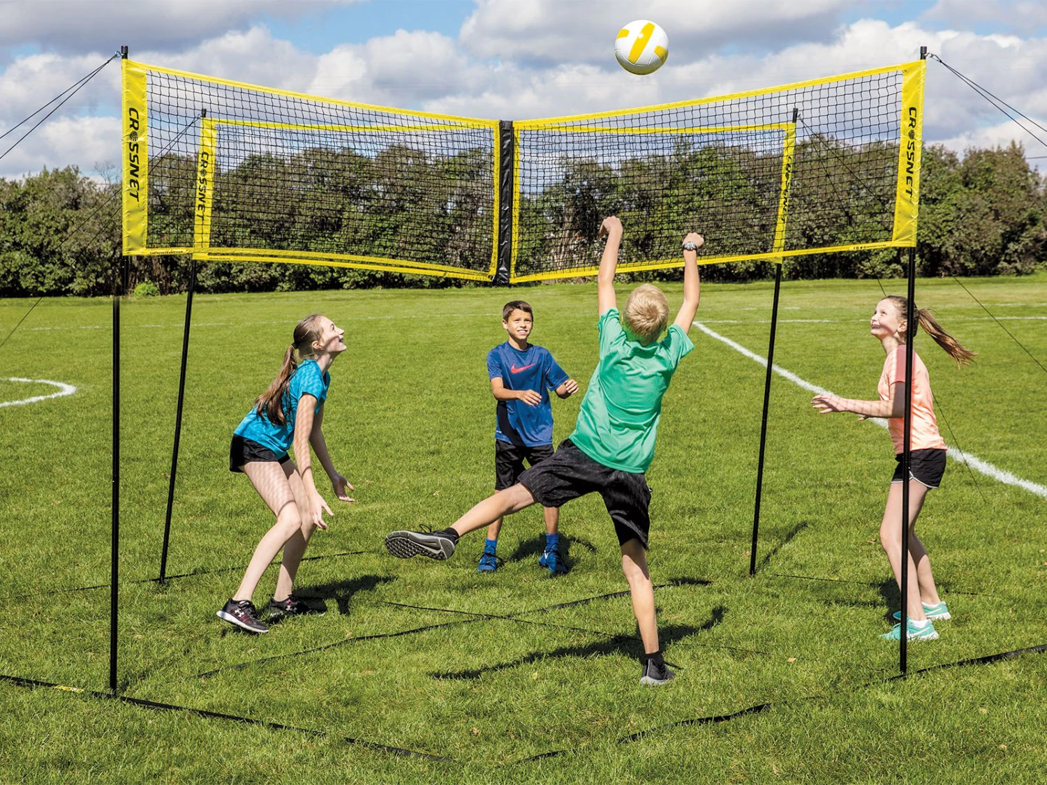 مجموعة من الأطفال يلعبون CROSSNET.