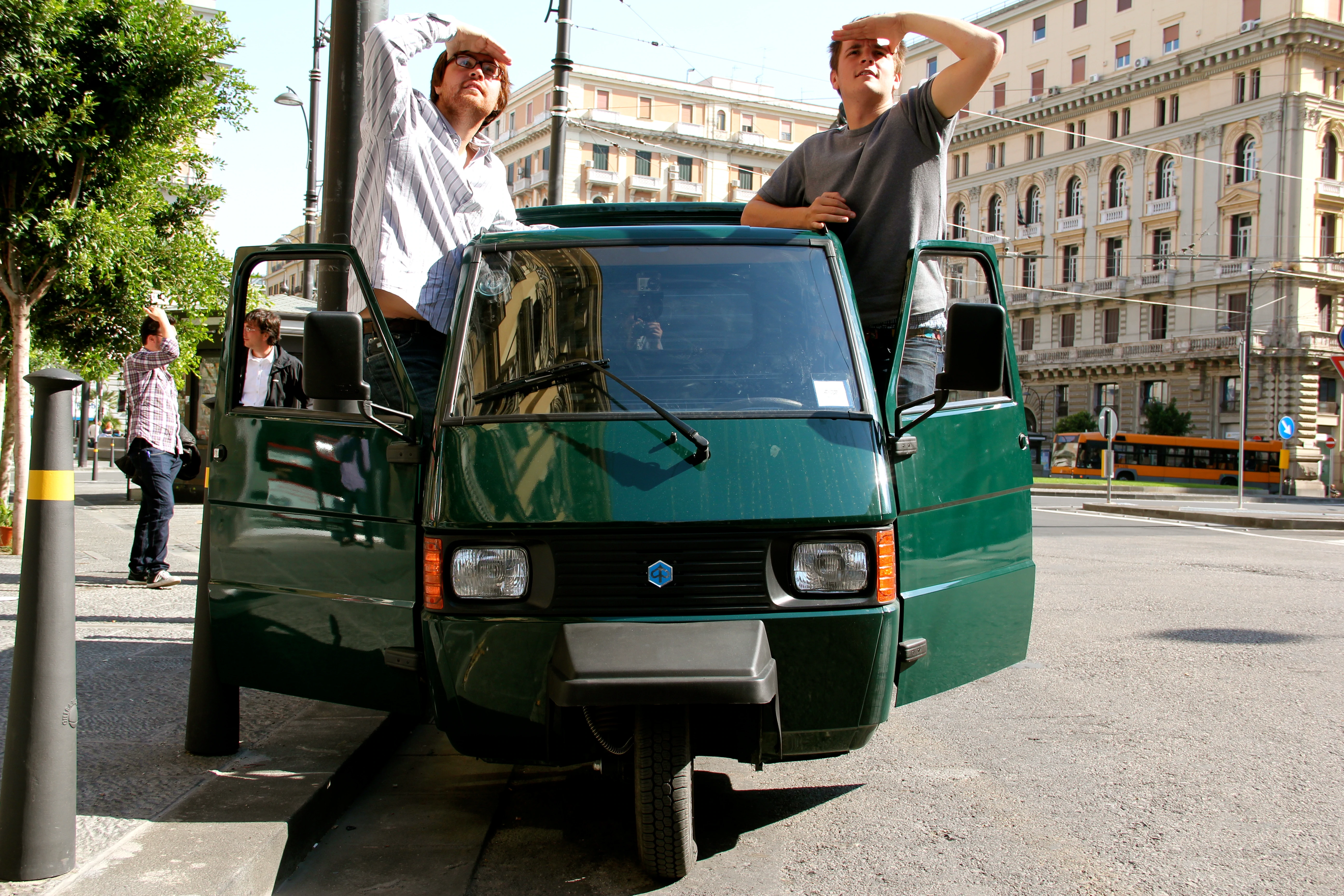 Thom y James Elliot en su auto Piaggo Ape en Nápoles, Italia.