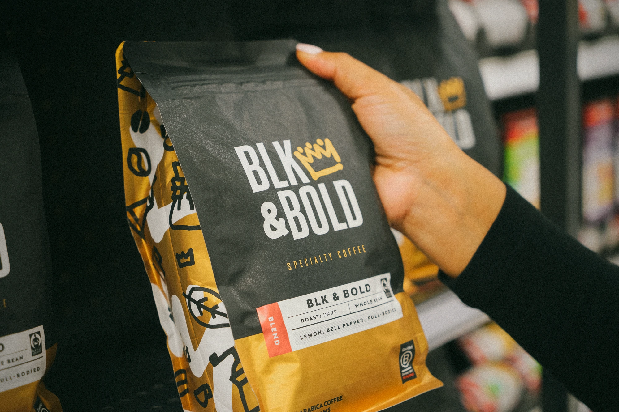一袋 BLK & Bold Coffee 在零售店的一些货架上。