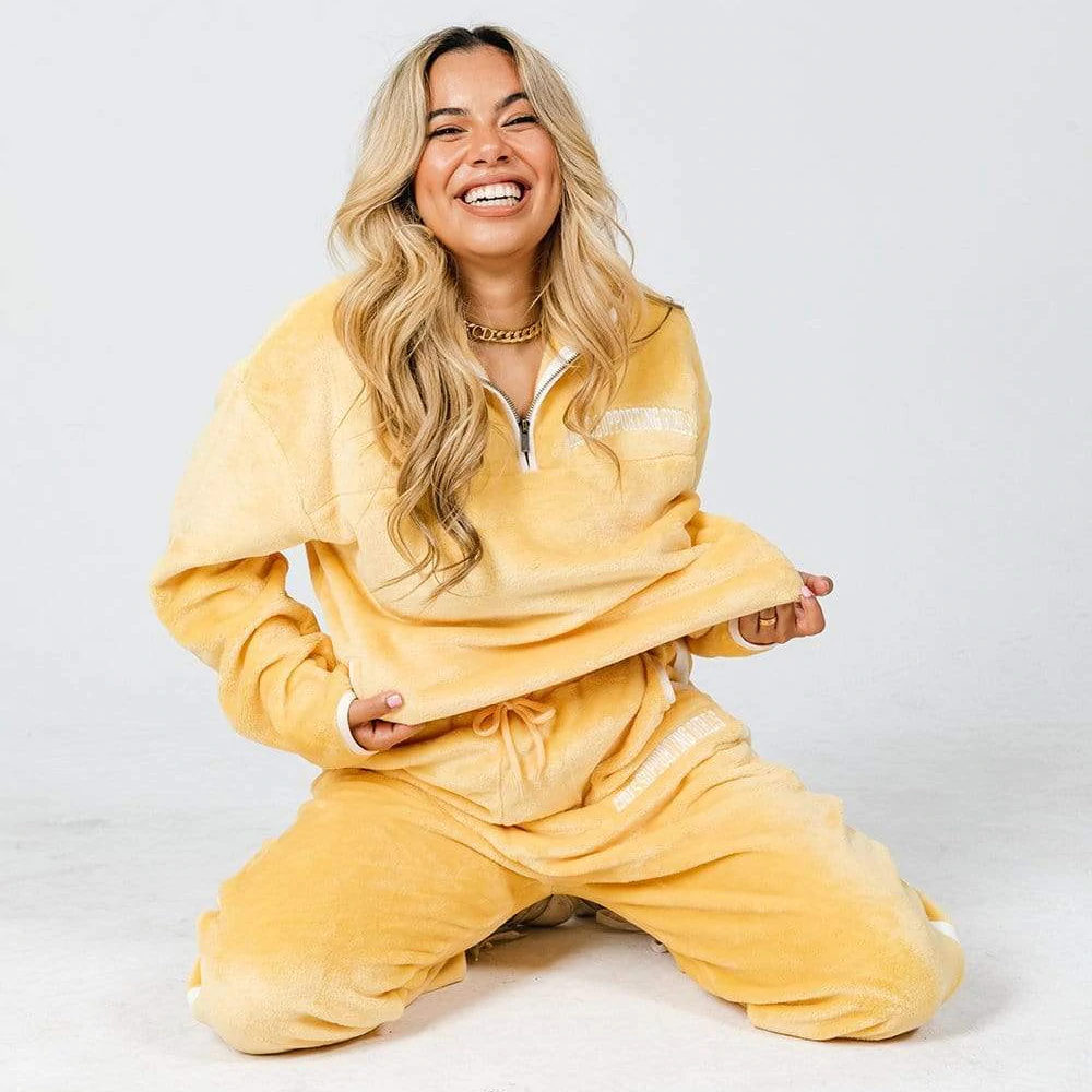 Mercancía de Girls Supporting Girls usada por una modelo.