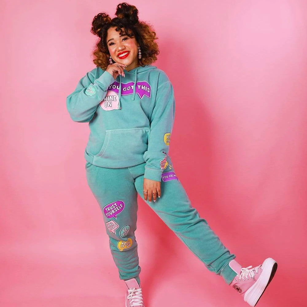 Color Me Courtney con su merchandising creado por Fanjoy.