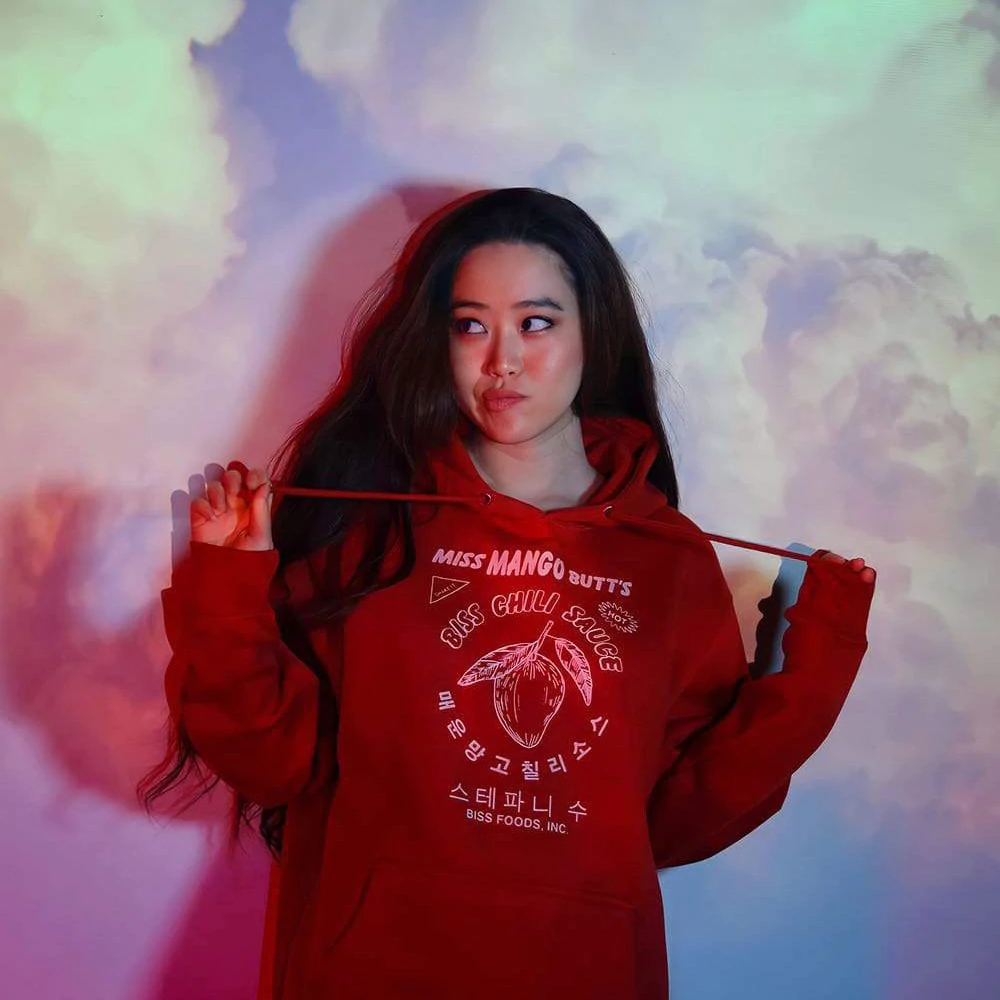 La estrella de Mukbang, Stephanie Soo, con su merchandising de una sudadera con capucha roja de gran tamaño.