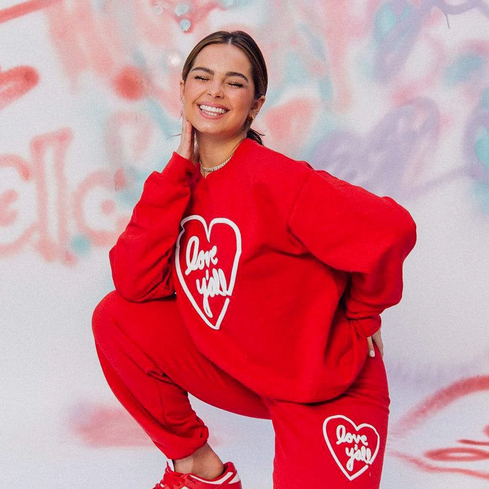 Addison Rae con su sudadera Love Y'all de Fanjoy.