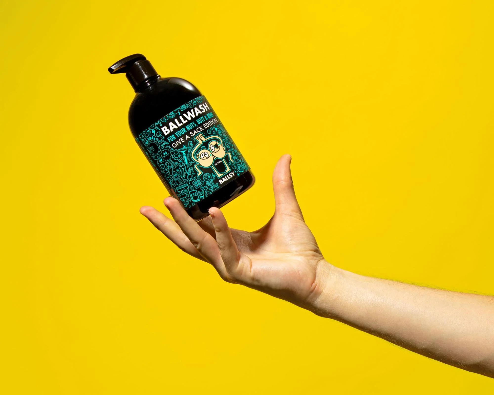 Sebotol Ballwash oleh Ballsy tertangkap tangan saya sebagai model dengan latar belakang kuning.
