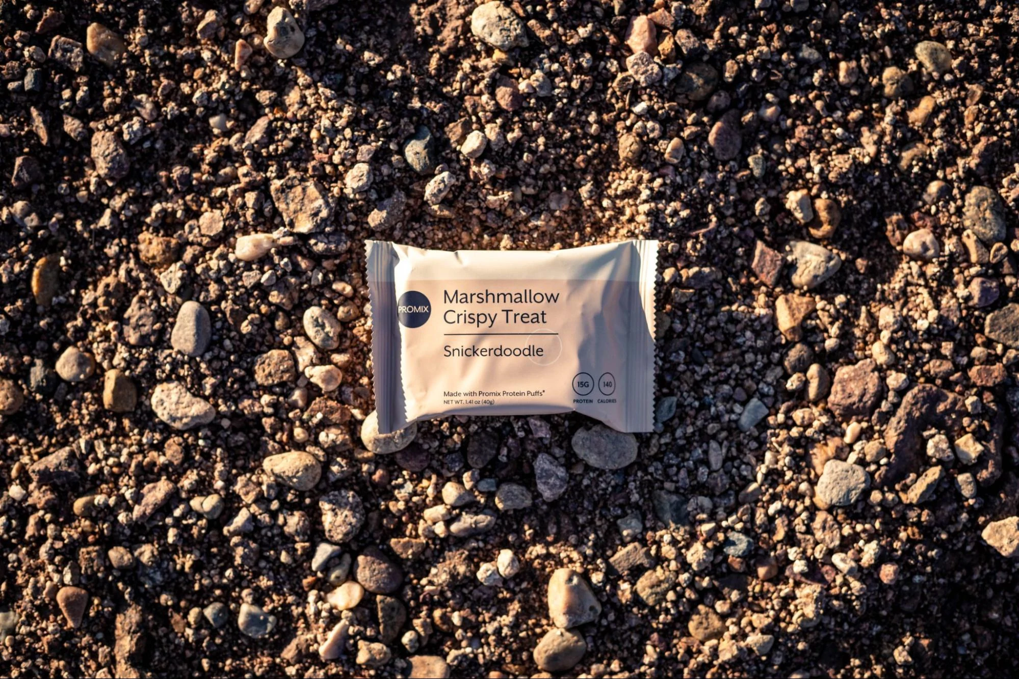 Una barra nutritiva respaldada por un fondo lleno de piedras.