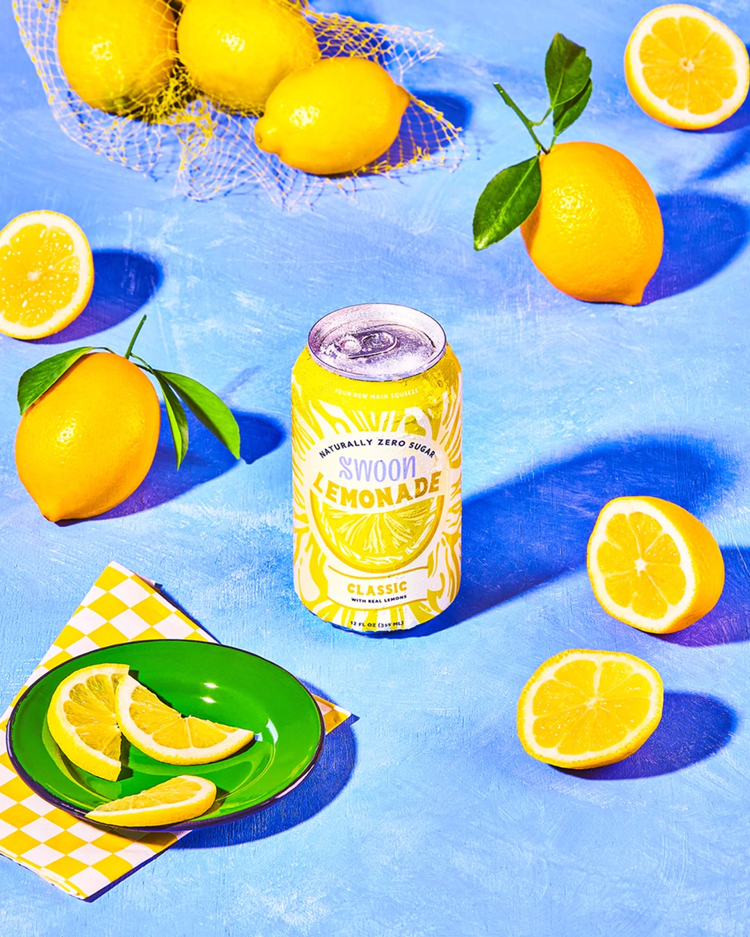 علبة من عصير الليمون الإغماء الكلاسيكي على خلفية زرقاء مع عرض ليمون.