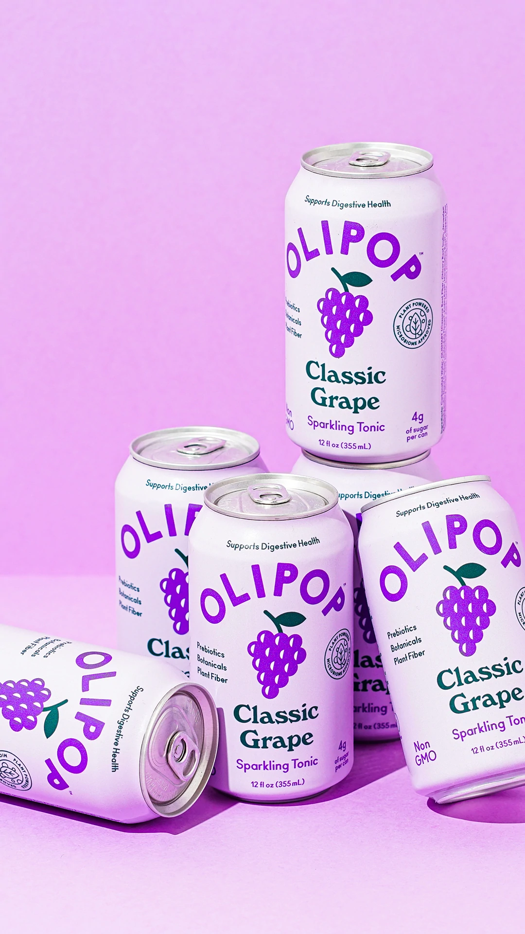 Un teanc de conserve de Olipop cu aromă de struguri, pe fundal mov deschis.