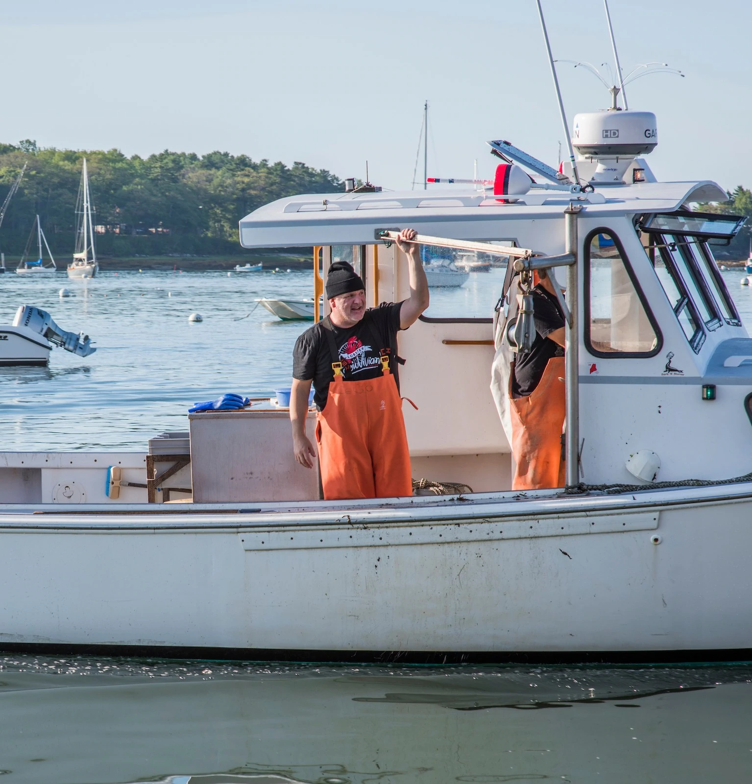Mark Murrell de Get Maine Lobster en un barco de pesca mirando hacia la costa de Maine.