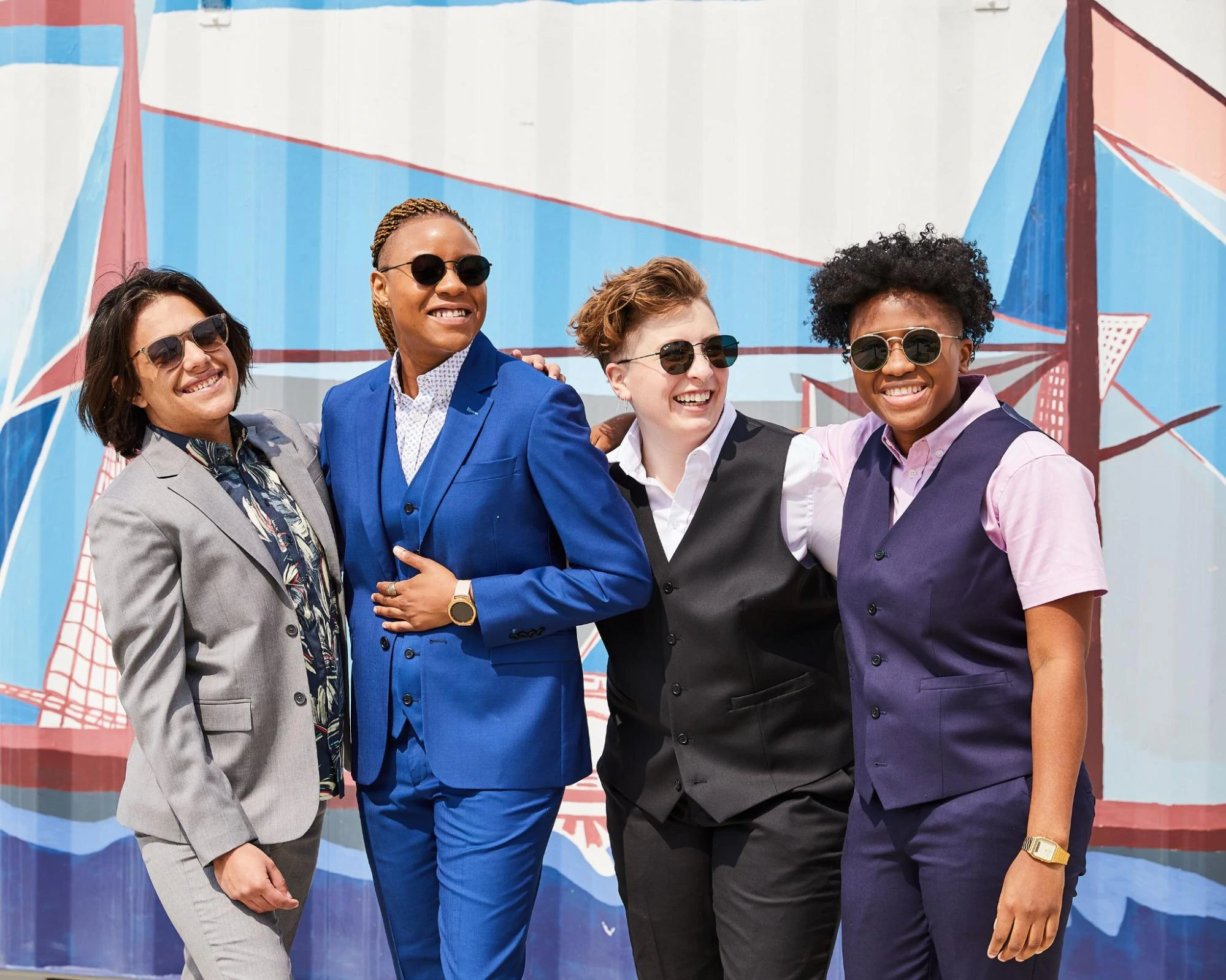 Sekelompok empat model mengenakan berbagai pakaian yang dibuat oleh Kirrin Finch.