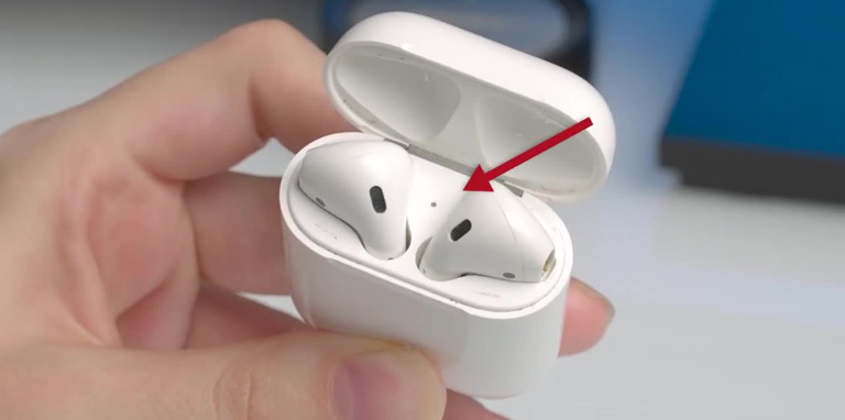 Airpod Flashing Light