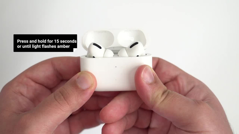 Airpodリセットボタンを押し続ける Hold Airpod Reset Button