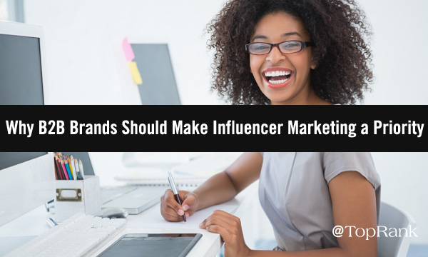 Femeie profesionistă zâmbitoare la computer.