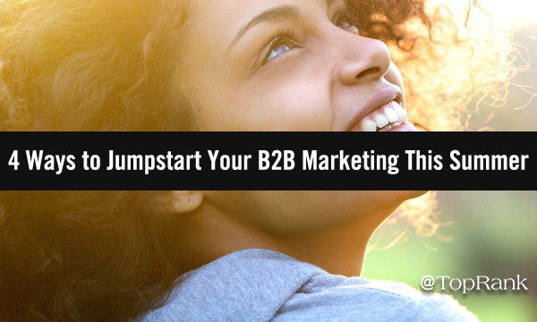 iyimser bir şekilde yukarı bakan kadın