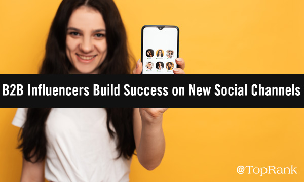 ผู้หญิงกำลังแสดงภาพหน้าจอโทรศัพท์