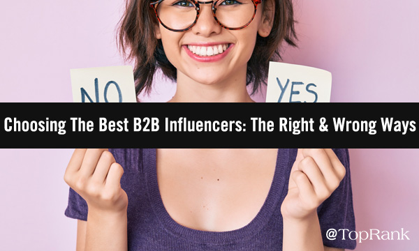 Evet ve hayır işareti görüntüsünü tutan profesyonel kadın.