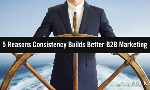 Fırtınalı B2B pazarlama sularında pilotluk yapan kadın gemi kaptanı görüntüsü.