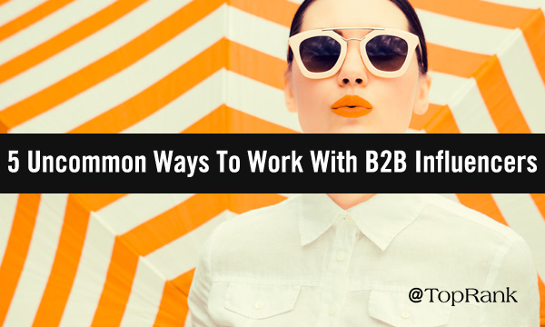 Femme d'affaires dans des verres sauvages contre une image de fond rayée orange inhabituelle.