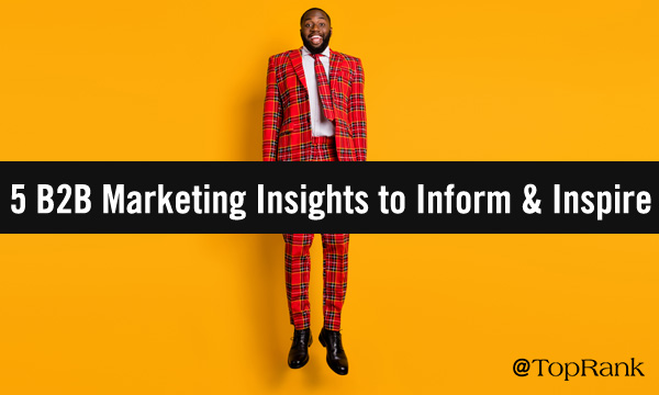 Schwarzer Geschäftsmann im bunten Anzug, der mit Marketingfreude vor gelbem Hintergrundbild springt.