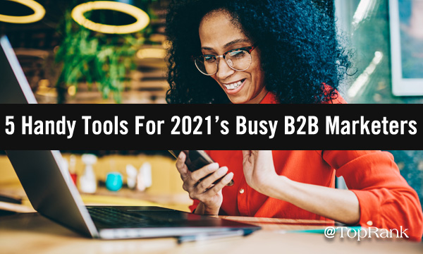 Glückliche Geschäftsfrau, die das Bild mehrerer Geräte verwendet.