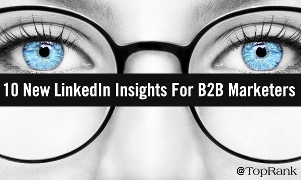 Nahaufnahme des blauen Auges der Frau hinter einer schwarz gerahmten Brille.