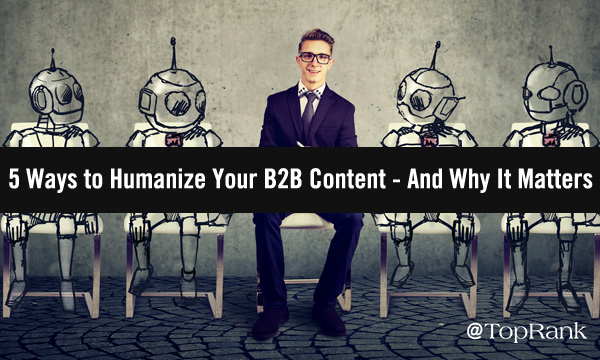 Lächelnder Geschäftsmann, der mit Bild mit vier Robotern sitzt.