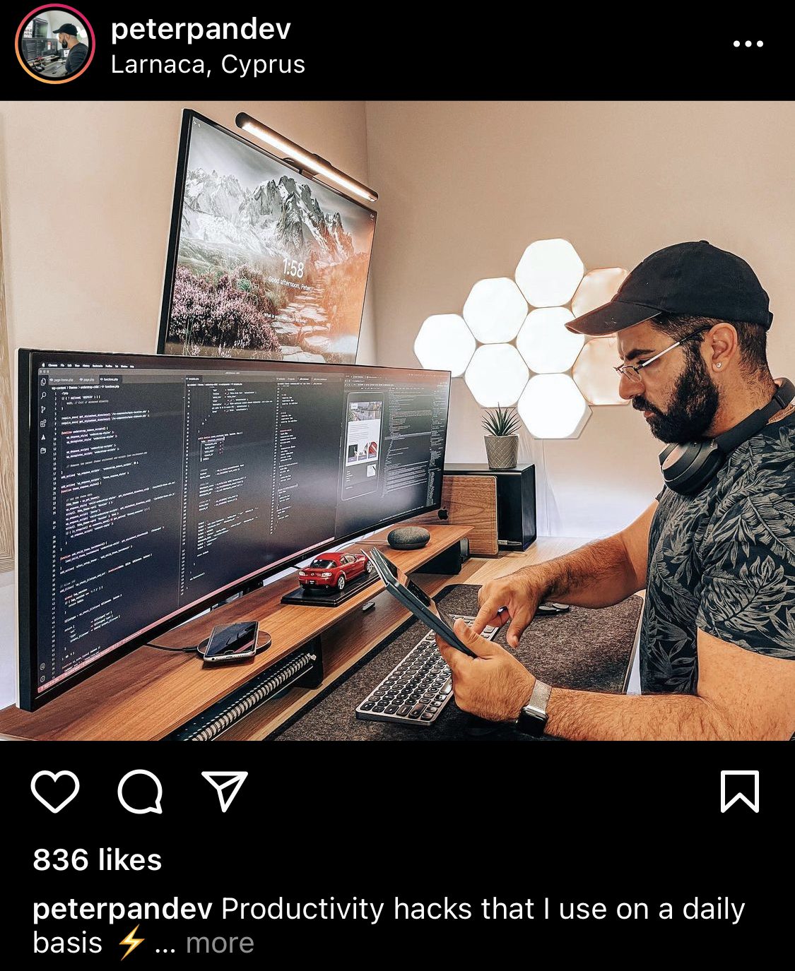 Mężczyzna siedzący przy biurku „praca z domu”.