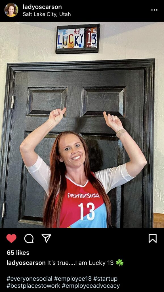 Wszyscy pracownicy socjalni noszący spersonalizowaną koszulkę z logo firmy.