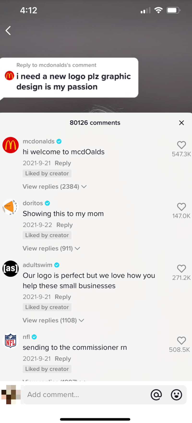 Marchi che interagiscono con un utente TikTok