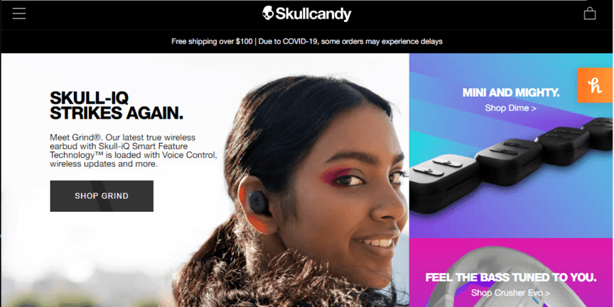 ヘッドフォンをモデル化した女の子をフィーチャーしたSkullcandyのホームページ