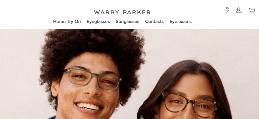 メガネをモデル化する2人の人物をフィーチャーしたWarbyParkerのウェブサイト