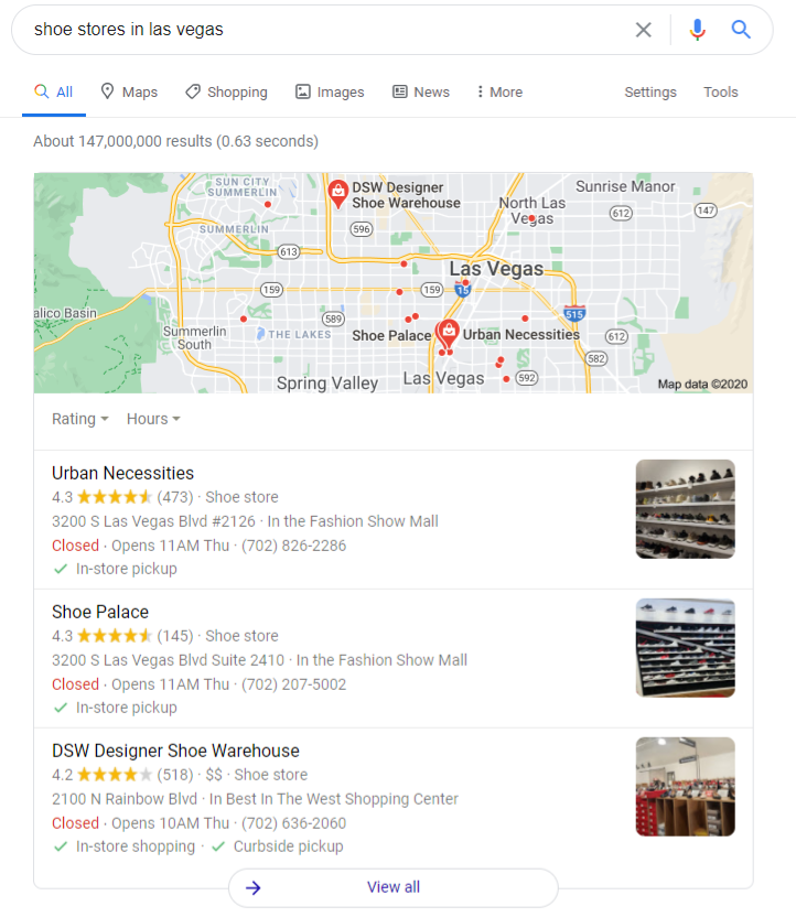Contoh hasil paket snack lokal Google untuk toko sepatu di las vegas. Ini adalah daftar yang muncul di bawah peta.