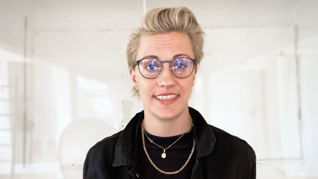 Descriere GIF: O lumină direct în fața unui subiect care poartă ochelari produce strălucire în lentile. Mutarea luminii în sus și la un unghi de 45 de grade elimină strălucirea.