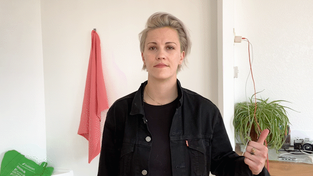 Descriere GIF: Videographer subliniază elementele care distrag atenția în fundal. Glisează pe ecranul camerei pentru a dezvălui un fundal ordonat.