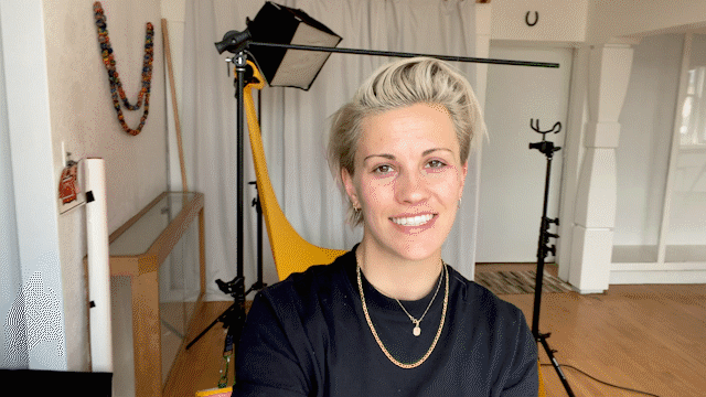 Descriere GIF: Demonstrarea impactului unui unghi de iluminare. Iluminarea frontală luminează o față complet. Iluminarea cu unghi de 45 de grade luminează cea mai mare parte a feței, dar nu toată. Când lumina se află în spatele unui subiect, ele devin indistinse.