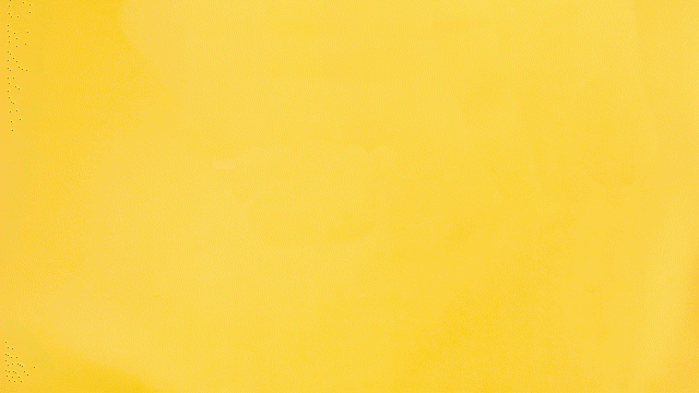 Descriere GIF: Diverse instrumente și accesorii de producție video, inclusiv un inel luminos, trepied, microfon, hard disk extern și stabilizator pentru cameră apar unul câte unul.