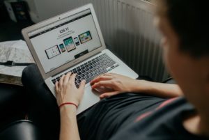 客户浏览技术产品，并在页面顶部显示副本