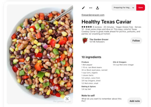 Sağlıklı Teksas Havyarı için The Garden Grazer'dan bir tarifi gösteren Zengin Pin örneği. Pin görüntüsü, Texas Havyarı ile doldurulmuş bir kasenin yukarıdan yakın plan çekimidir. Zengin Pin açıklaması, tarifin 10 malzeme gerektirdiğini ve bunları aşağıda listelediğini ve hazırlanmasının 20 dakika sürdüğünü gösteriyor. Bu ekran görüntüsü alındığında, tarifte ayrıca ortalama beş yıldız olan 8 inceleme vardı.