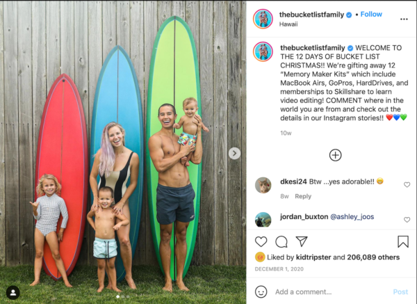 I migliori Instagram di viaggio - post della famiglia Lee in bilico davanti a tavole da surf colorate di varie dimensioni