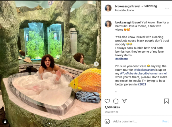 I migliori Instagram di viaggio - Il post di Mally Walker su se stessa in un bagno a forma di cuore circondato da un motivo subacqueo.