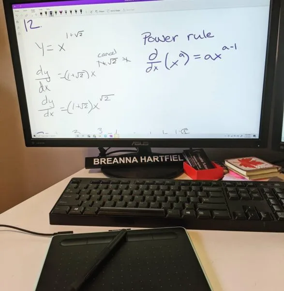 Breanna Hartfiel의 컴퓨터 설정 이미지, 책상 명판과 명함 더미