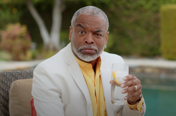 Ethosは、LeVarBurtonによるこのAviationGin広告で使用される広告の主要な説得力のある手法です。