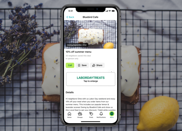 割引コードを表示する携帯電話の隣の広告