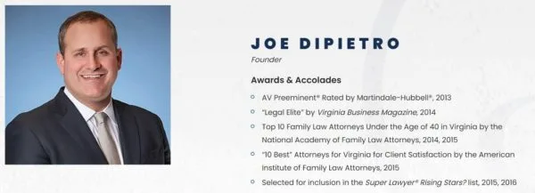 Joe DiPietro wyświetla swoje nagrody jako część swojego biuletynu na swojej stronie internetowej kancelarii