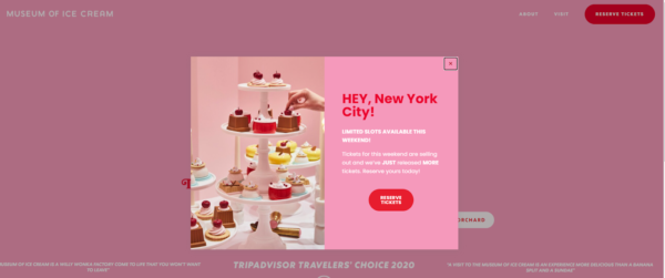 La splash page del Museum of Ice Cream di New York è una scatola in posizione centrale che mostra un'immagine di deserti su un vassoio e un testo sui biglietti