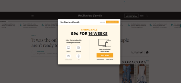 La splash page del San Francisco Chronicle è un quadratino che richiede ai lettori di accedere o registrarsi prima di poter accedere all'articolo stesso
