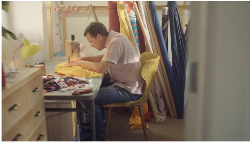 スクリーンショット黄色のrobynの下着のマーケティングキャンペーン